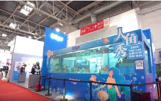 消防展第一天，德爾格超燃現場與美人魚親密接觸